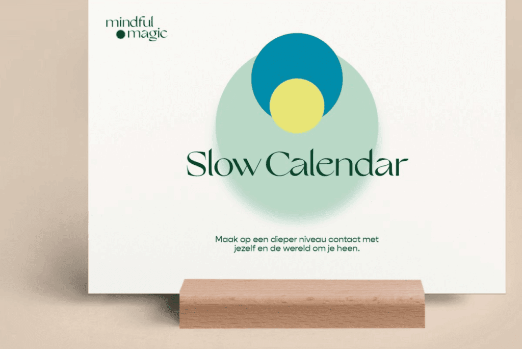 Slow Calendar op houten standaard