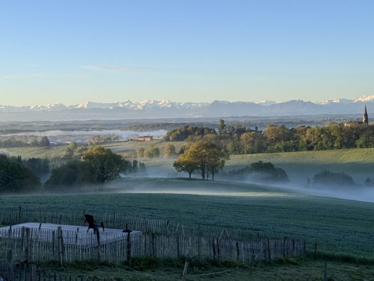 Ochtendmist over de heuvels met uitzicht op de Pyreneeën in de Gers