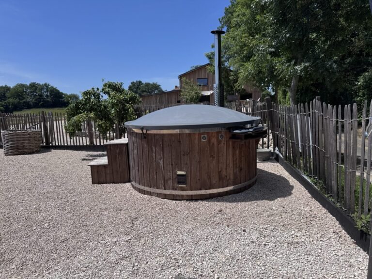 Houten hottub bij Gite La Grange in Zuid-West Frankrijk