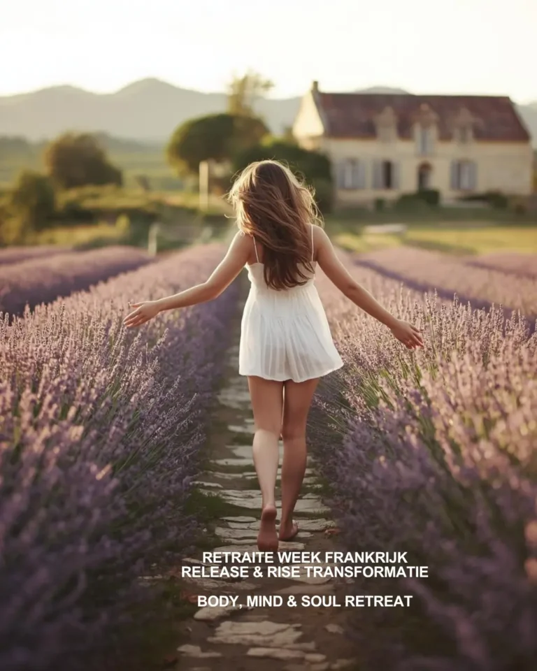 Vrouw in een lavendelveld, retraite in Zuid-Frankrijk