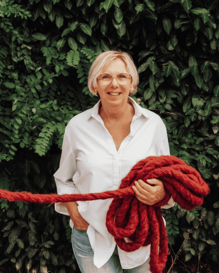Angela van der Hout met rood koord in de natuur